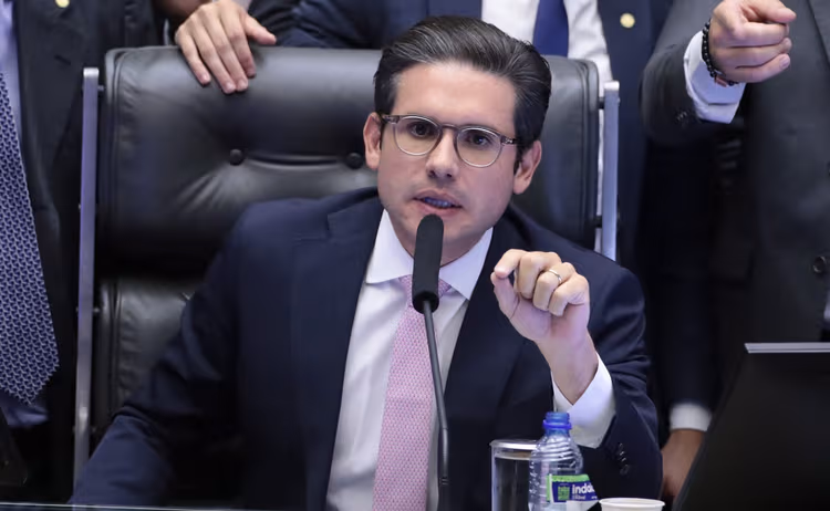 Hugo Motta convoca líderes para discutir projeto que extingue escala 6×1 na Câmara
