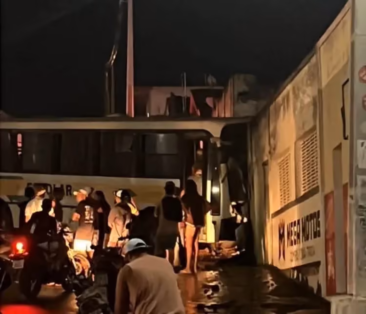 Motorista morre após ônibus escolar perder controle e atingir residência em Aroeiras